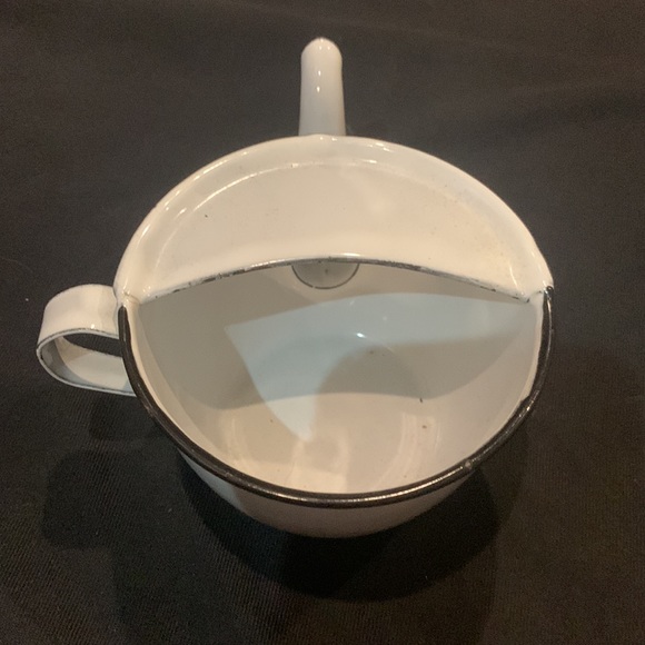 Vintage Enamelware 1950's Cup With Handle & Spout - Picture 5 of 5